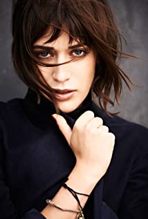 Lizzy Caplan