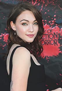 Violett Beane